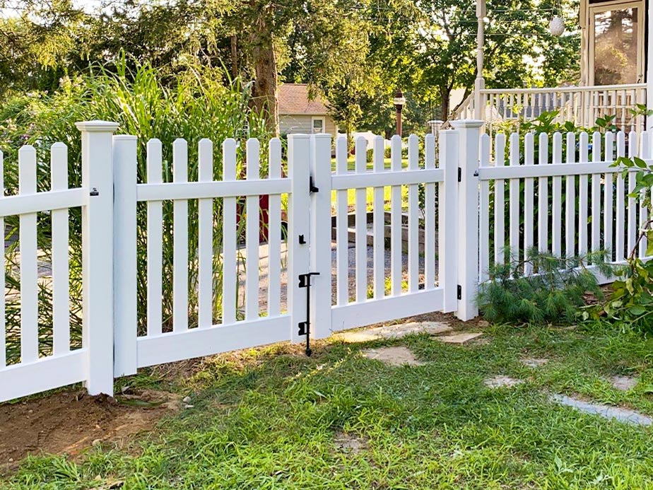 Middleborough MA Vinyl fence company in the Middleborough MA area.